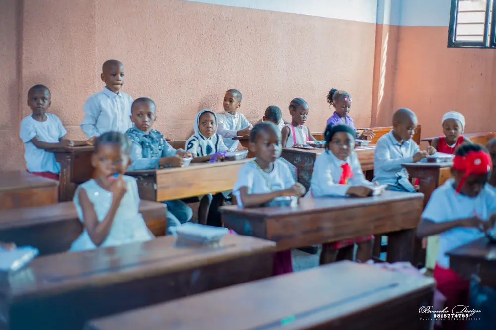 Élèves du primaire attentifs, assis à leurs bancs en classe